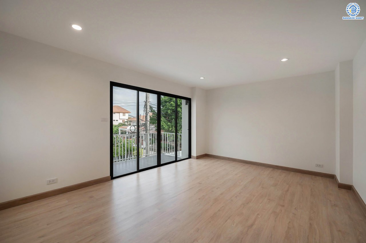 บ้านมือสองตกแต่งใหม่ โครงการ มณธานี บางแค บ้านเดี่ยว 3 ชั้นหลังมุม ดีไซน์หรูหรา เนื้อที่กว้าง 65.6 ตร.ว. พื้นที่ใช้สอย 240 ตร.ม. ฟังก์ชัน 5 ห้องนอน 4 ห้องน้ำ 2 ที่จอดรถ ฟังก์ชันครบตอบทุกไลฟ์สไตล์ บนทำเลศักยภาพ เชื่อมต่อถนนกาญจนาภิเษก ใกล้เดอะมอลล์บางแค ใกล้รถไฟฟ้าสายสีน้ำเงิน "สถานีหลักสอง" และจุดขึ้นทางด่วน "กาญจนาภิเษก"